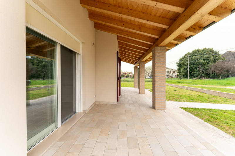 Splendida villa moderna dalle linee contemporanee abbinate al calore dei dettagli tradizionali co...