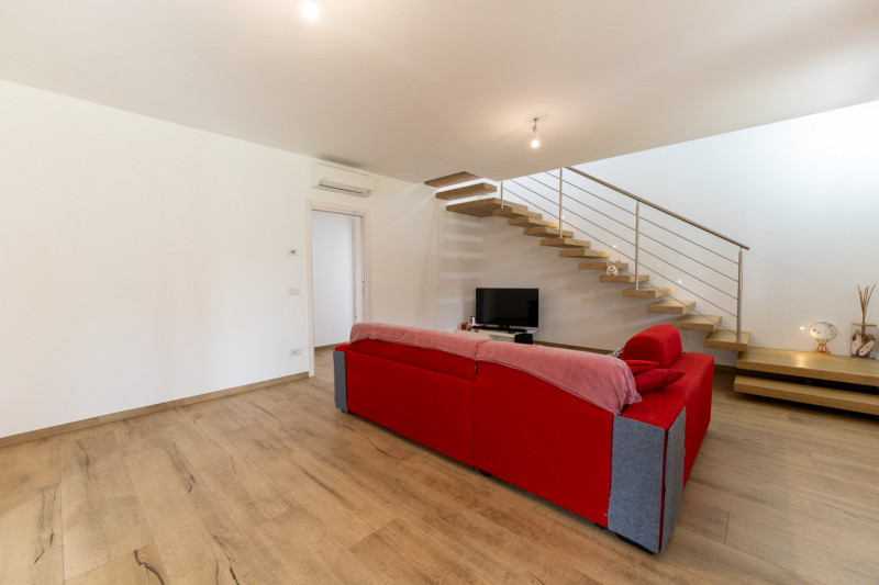 Splendida villa moderna dalle linee contemporanee abbinate al calore dei dettagli tradizionali co...