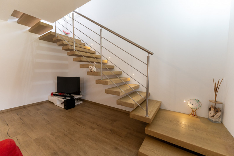 Splendida villa moderna dalle linee contemporanee abbinate al calore dei dettagli tradizionali co...