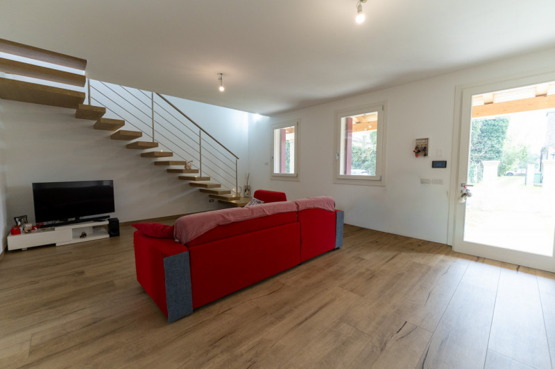 Splendida villa moderna dalle linee contemporanee abbinate al calore dei dettagli tradizionali co...