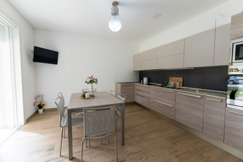 Splendida villa moderna dalle linee contemporanee abbinate al calore dei dettagli tradizionali co...