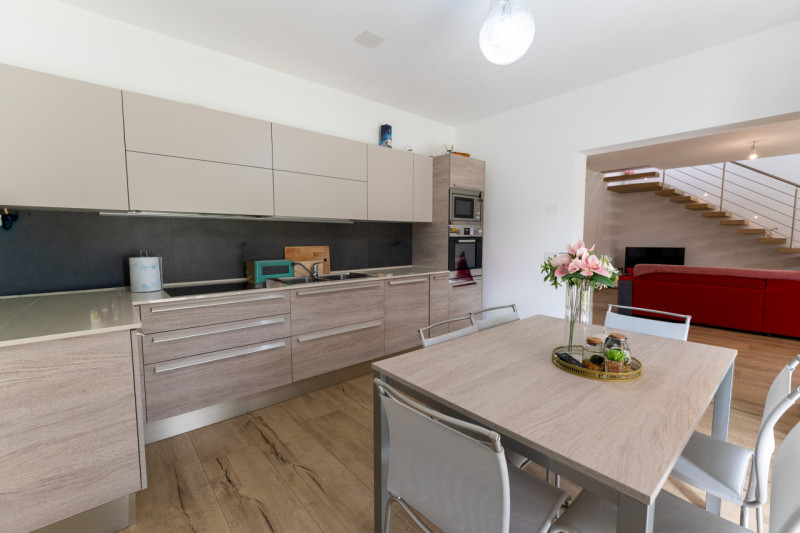 Splendida villa moderna dalle linee contemporanee abbinate al calore dei dettagli tradizionali co...