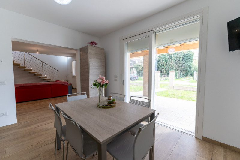 Splendida villa moderna dalle linee contemporanee abbinate al calore dei dettagli tradizionali co...