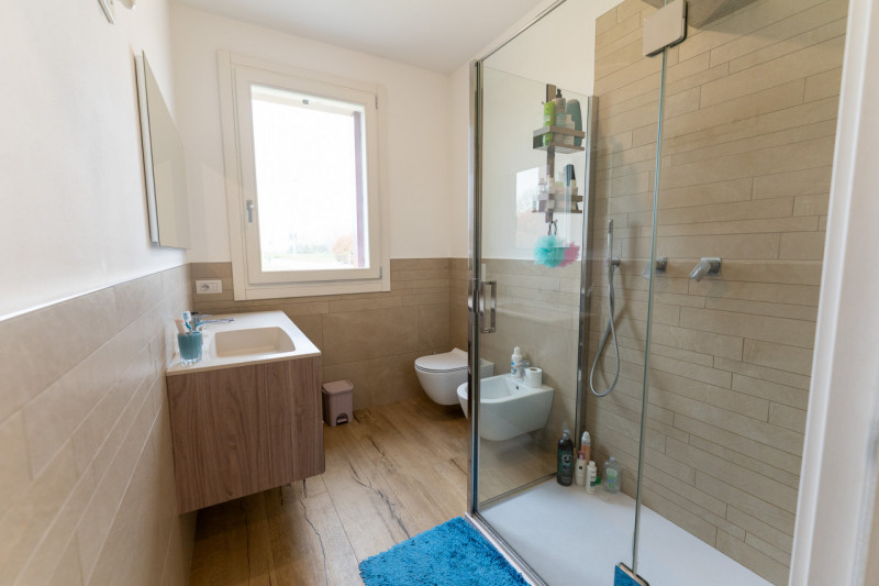 Splendida villa moderna dalle linee contemporanee abbinate al calore dei dettagli tradizionali co...