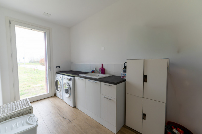 Splendida villa moderna dalle linee contemporanee abbinate al calore dei dettagli tradizionali co...