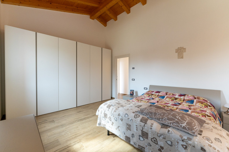 Splendida villa moderna dalle linee contemporanee abbinate al calore dei dettagli tradizionali co...