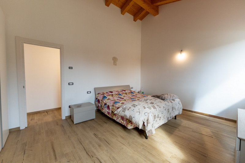 Splendida villa moderna dalle linee contemporanee abbinate al calore dei dettagli tradizionali co...