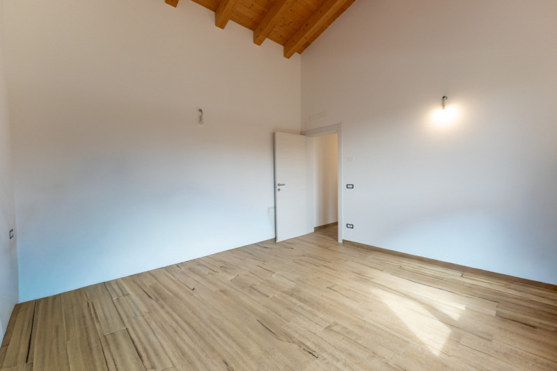 Splendida villa moderna dalle linee contemporanee abbinate al calore dei dettagli tradizionali co...