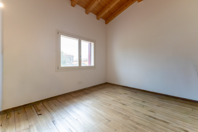 Splendida villa moderna dalle linee contemporanee abbinate al calore dei dettagli tradizionali co...