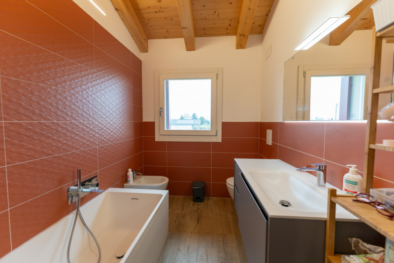 Splendida villa moderna dalle linee contemporanee abbinate al calore dei dettagli tradizionali co...