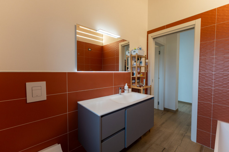 Splendida villa moderna dalle linee contemporanee abbinate al calore dei dettagli tradizionali co...