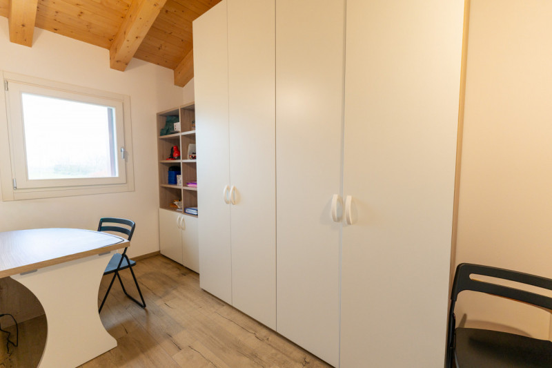 Splendida villa moderna dalle linee contemporanee abbinate al calore dei dettagli tradizionali co...