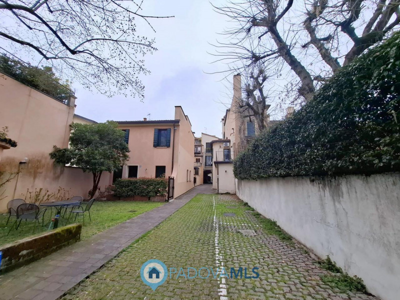 Immobile in esclusiva al Gruppo Padova MLS
ELEGANTE MINI ARREDATO CON POSTO AUTO VIC.ZE PRATO DEL...