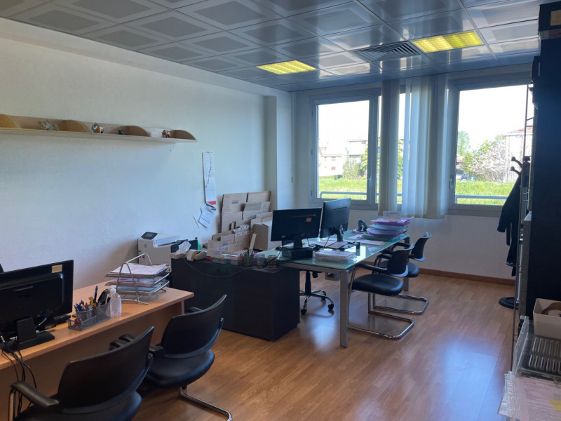 SANT'AGOSTINO in zona comoda agli svincoli della tangenziale e alla città, proponiamo in affitto ...