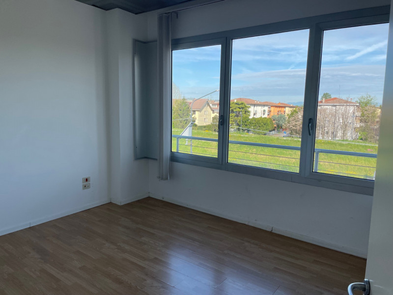 SANT'AGOSTINO in zona comoda agli svincoli della tangenziale e alla città, proponiamo in affitto ...