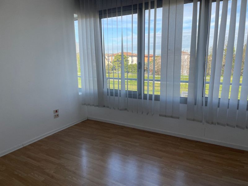 SANT'AGOSTINO in zona comoda agli svincoli della tangenziale e alla città, proponiamo in affitto ...