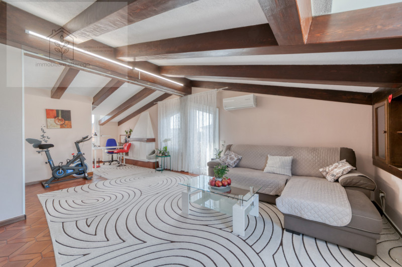 Nel cuore della rinomata zona di Tencarola, nel comune di Selvazzano Dentro, proponiamo in vendit...