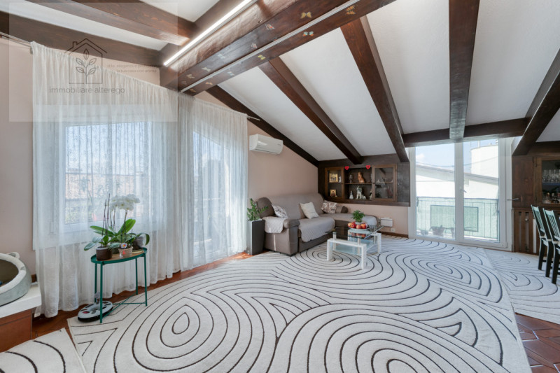 Nel cuore della rinomata zona di Tencarola, nel comune di Selvazzano Dentro, proponiamo in vendit...