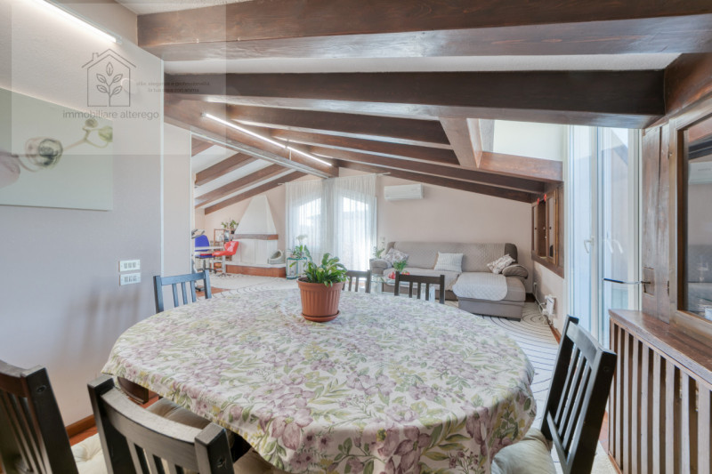 Nel cuore della rinomata zona di Tencarola, nel comune di Selvazzano Dentro, proponiamo in vendit...