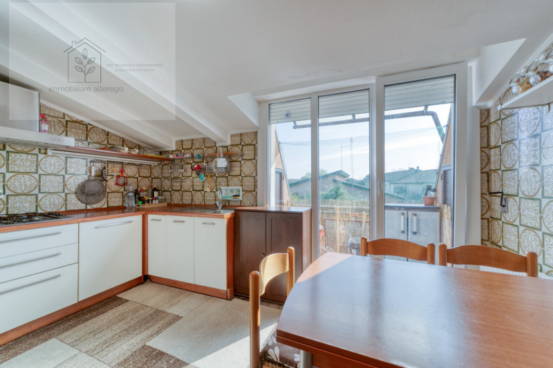 Nel cuore della rinomata zona di Tencarola, nel comune di Selvazzano Dentro, proponiamo in vendit...