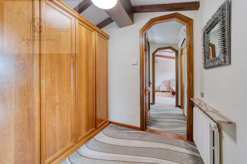 Nel cuore della rinomata zona di Tencarola, nel comune di Selvazzano Dentro, proponiamo in vendit...