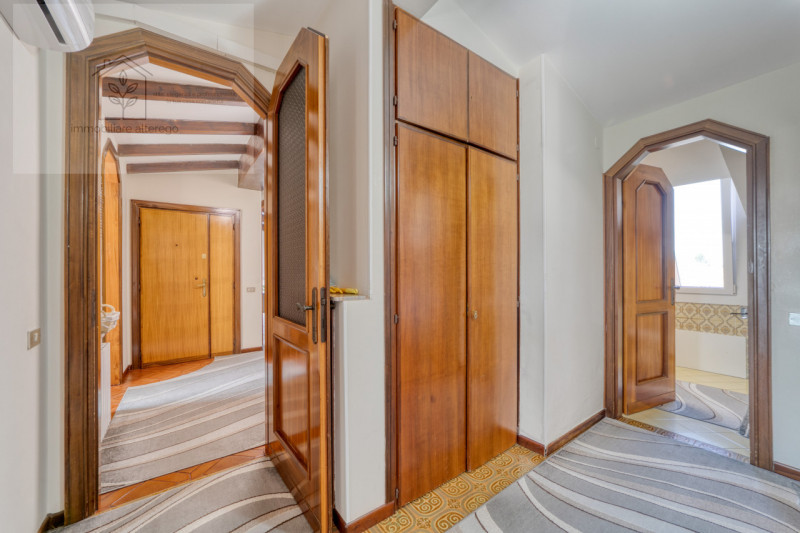 Nel cuore della rinomata zona di Tencarola, nel comune di Selvazzano Dentro, proponiamo in vendit...