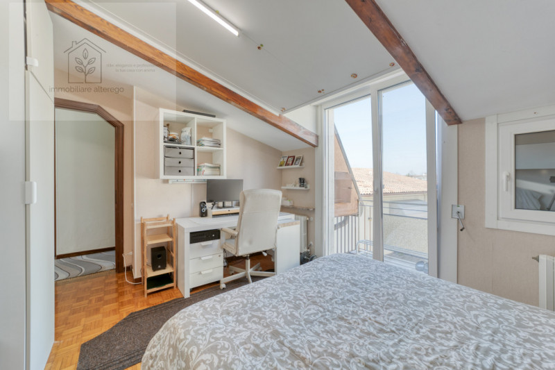 Nel cuore della rinomata zona di Tencarola, nel comune di Selvazzano Dentro, proponiamo in vendit...