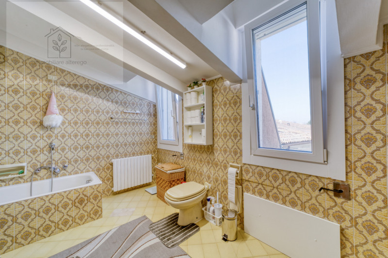 Nel cuore della rinomata zona di Tencarola, nel comune di Selvazzano Dentro, proponiamo in vendit...