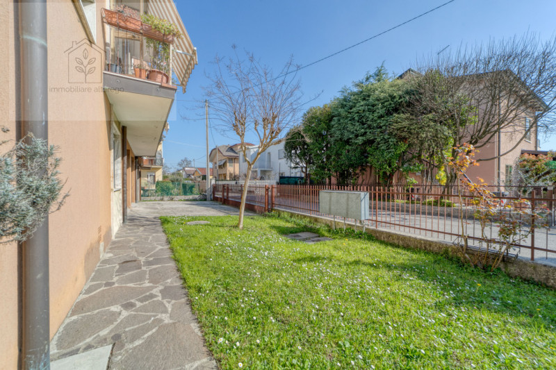 Nel cuore della rinomata zona di Tencarola, nel comune di Selvazzano Dentro, proponiamo in vendit...