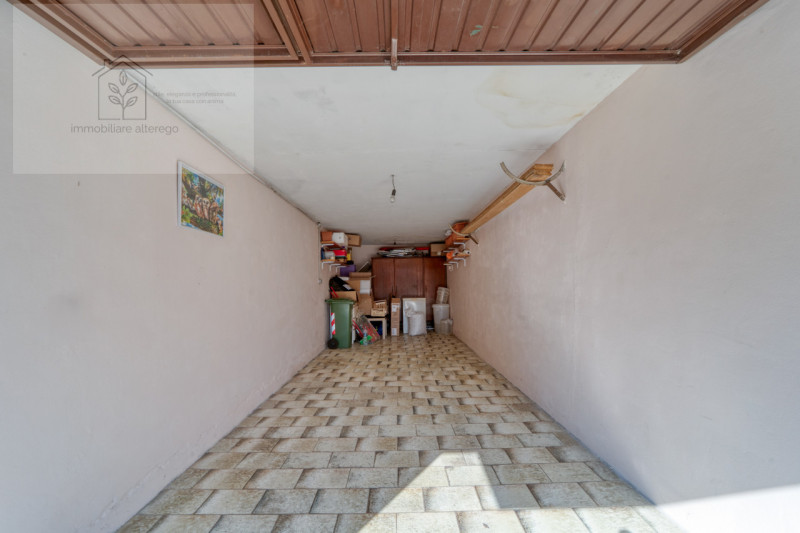 Nel cuore della rinomata zona di Tencarola, nel comune di Selvazzano Dentro, proponiamo in vendit...