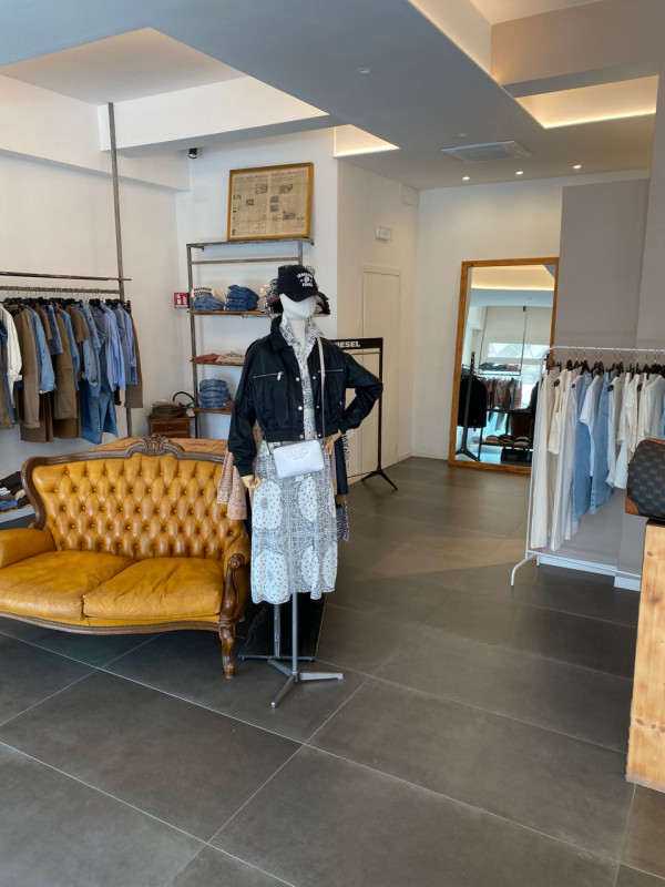 S.CARLO - S. GREGORIO Classe Energetica E - EPgl,nren 592,83 KWh/mq anno.
Su strada principale co...