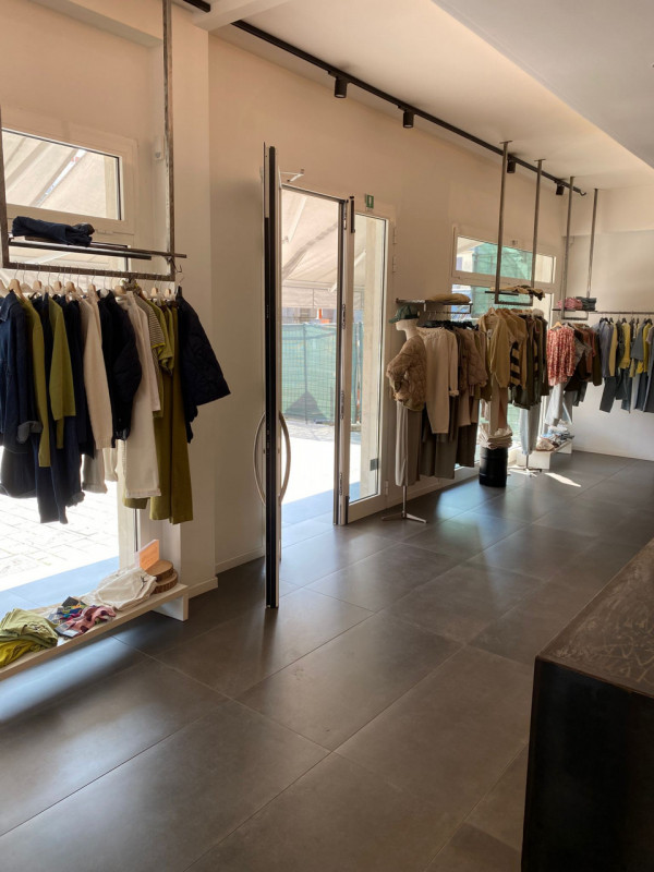 S.CARLO - S. GREGORIO Classe Energetica E - EPgl,nren 592,83 KWh/mq anno.
Su strada principale co...