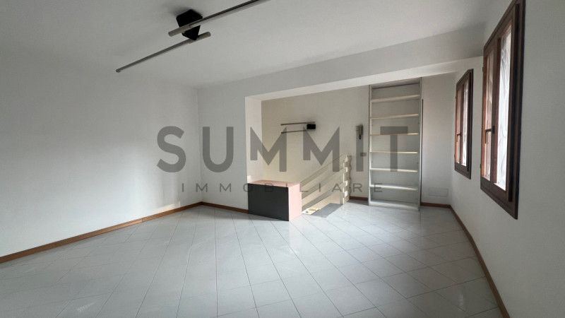 SCHIO - MAGRE': proponiamo NEGOZIO/UFFICIO al piano terra, posto fronte strada. Cl. En. G IPE 65,...