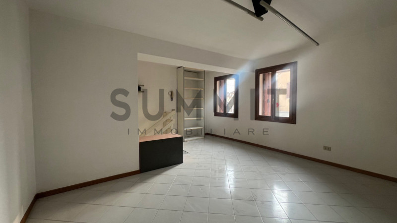 SCHIO - MAGRE': proponiamo NEGOZIO/UFFICIO al piano terra, posto fronte strada. Cl. En. G IPE 65,...