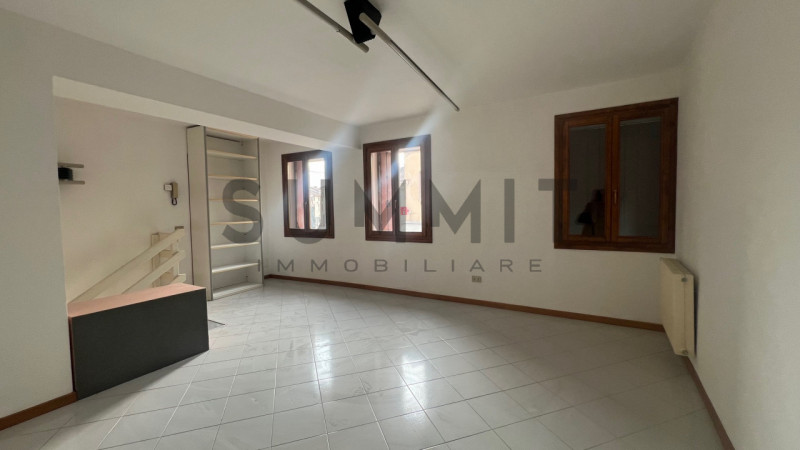 SCHIO - MAGRE': proponiamo NEGOZIO/UFFICIO al piano terra, posto fronte strada. Cl. En. G IPE 65,...