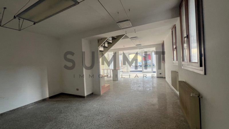 SCHIO - MAGRE': proponiamo NEGOZIO/UFFICIO al piano terra, posto fronte strada. Cl. En. G IPE 65,...