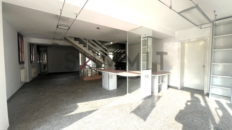 SCHIO - MAGRE': proponiamo NEGOZIO/UFFICIO al piano terra, posto fronte strada. Cl. En. G IPE 65,...