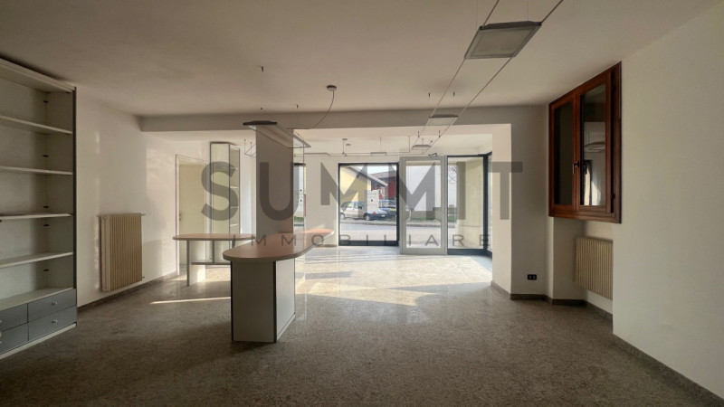 SCHIO - MAGRE': proponiamo NEGOZIO/UFFICIO al piano terra, posto fronte strada. Cl. En. G IPE 65,...