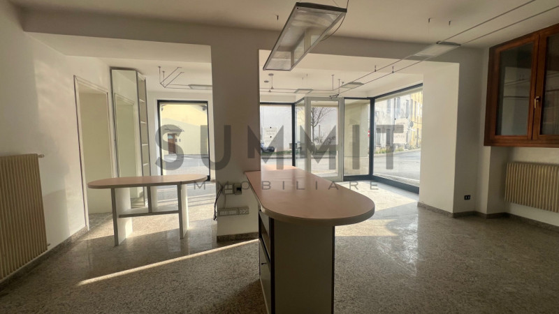 SCHIO - MAGRE': proponiamo NEGOZIO/UFFICIO al piano terra, posto fronte strada. Cl. En. G IPE 65,...