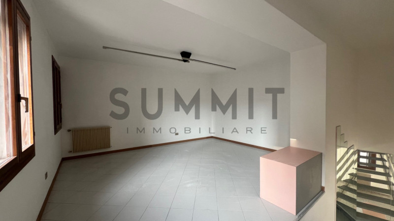 SCHIO - MAGRE': proponiamo NEGOZIO/UFFICIO al piano terra, posto fronte strada. Cl. En. G IPE 65,...