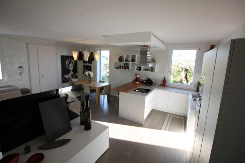 Nella prestigiosa e tranquilla zona "Oasi di Casale" a Vicenza, proponiamo in vendita una splendi...