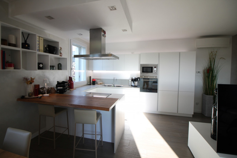 Nella prestigiosa e tranquilla zona "Oasi di Casale" a Vicenza, proponiamo in vendita una splendi...