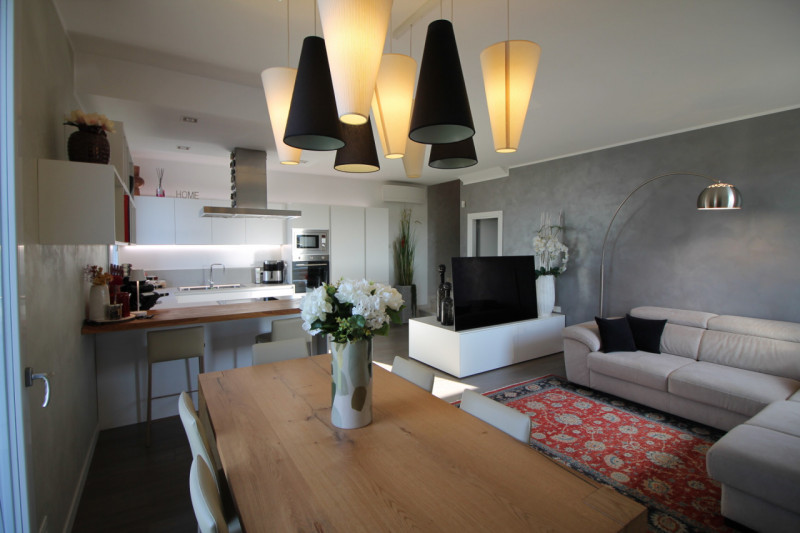 Nella prestigiosa e tranquilla zona "Oasi di Casale" a Vicenza, proponiamo in vendita una splendi...