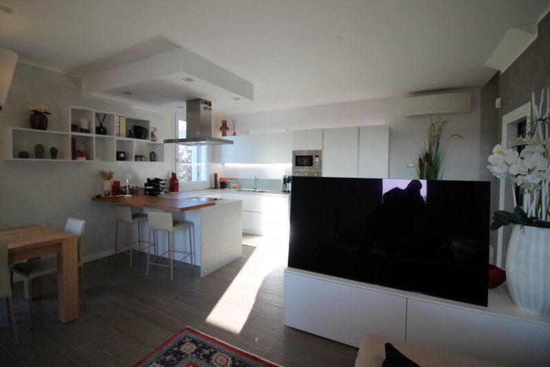 Nella prestigiosa e tranquilla zona "Oasi di Casale" a Vicenza, proponiamo in vendita una splendi...