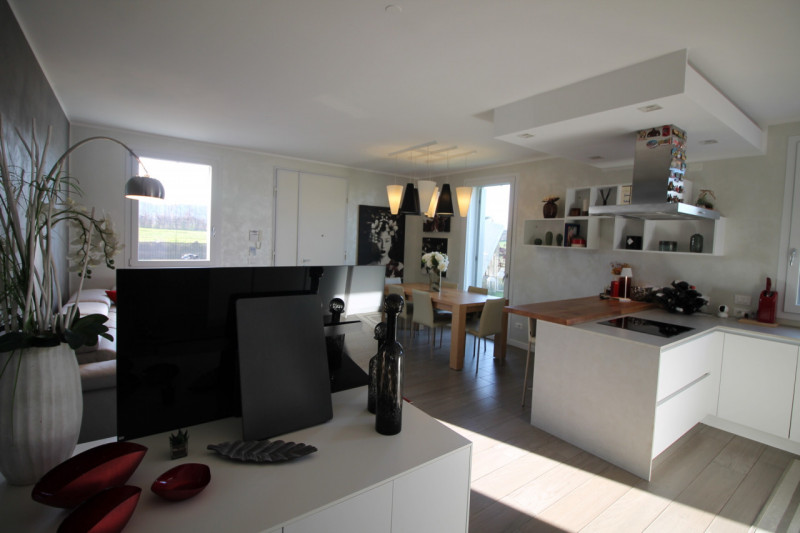 Nella prestigiosa e tranquilla zona "Oasi di Casale" a Vicenza, proponiamo in vendita una splendi...