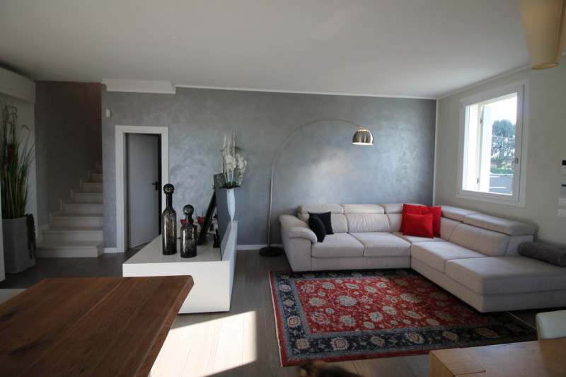 Nella prestigiosa e tranquilla zona "Oasi di Casale" a Vicenza, proponiamo in vendita una splendi...