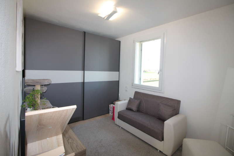 Nella prestigiosa e tranquilla zona "Oasi di Casale" a Vicenza, proponiamo in vendita una splendi...