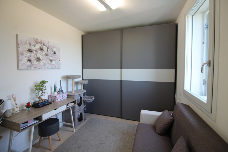 Nella prestigiosa e tranquilla zona "Oasi di Casale" a Vicenza, proponiamo in vendita una splendi...