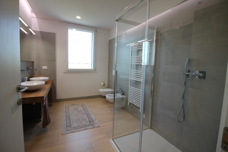 Nella prestigiosa e tranquilla zona "Oasi di Casale" a Vicenza, proponiamo in vendita una splendi...