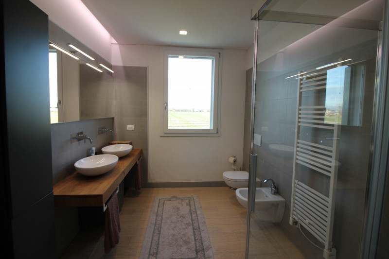 Nella prestigiosa e tranquilla zona "Oasi di Casale" a Vicenza, proponiamo in vendita una splendi...